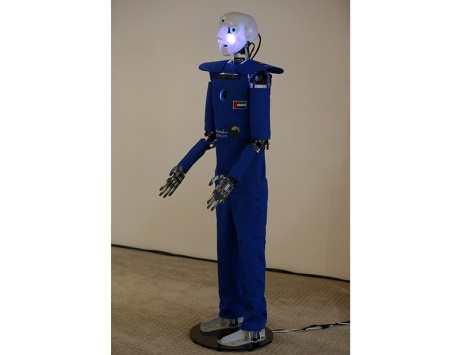 بلدية دبي تعرض «روبوتاً» من الجيل الثاني